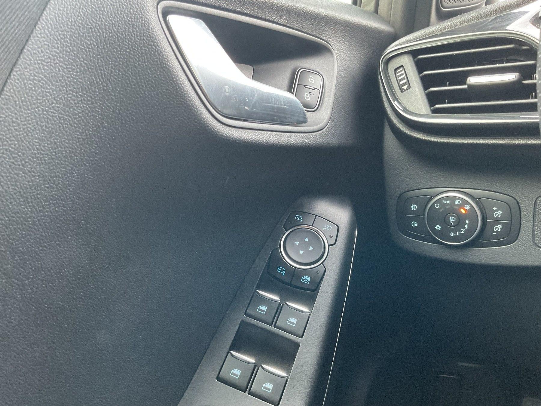 FORD ST-Line MHEV *LED*GRA*PDC*SHZ*Ke*NAVI*LM* FORD ST-Line MHEV *LED*GRA*PDC*SHZ*Ke*NAVI*LM*