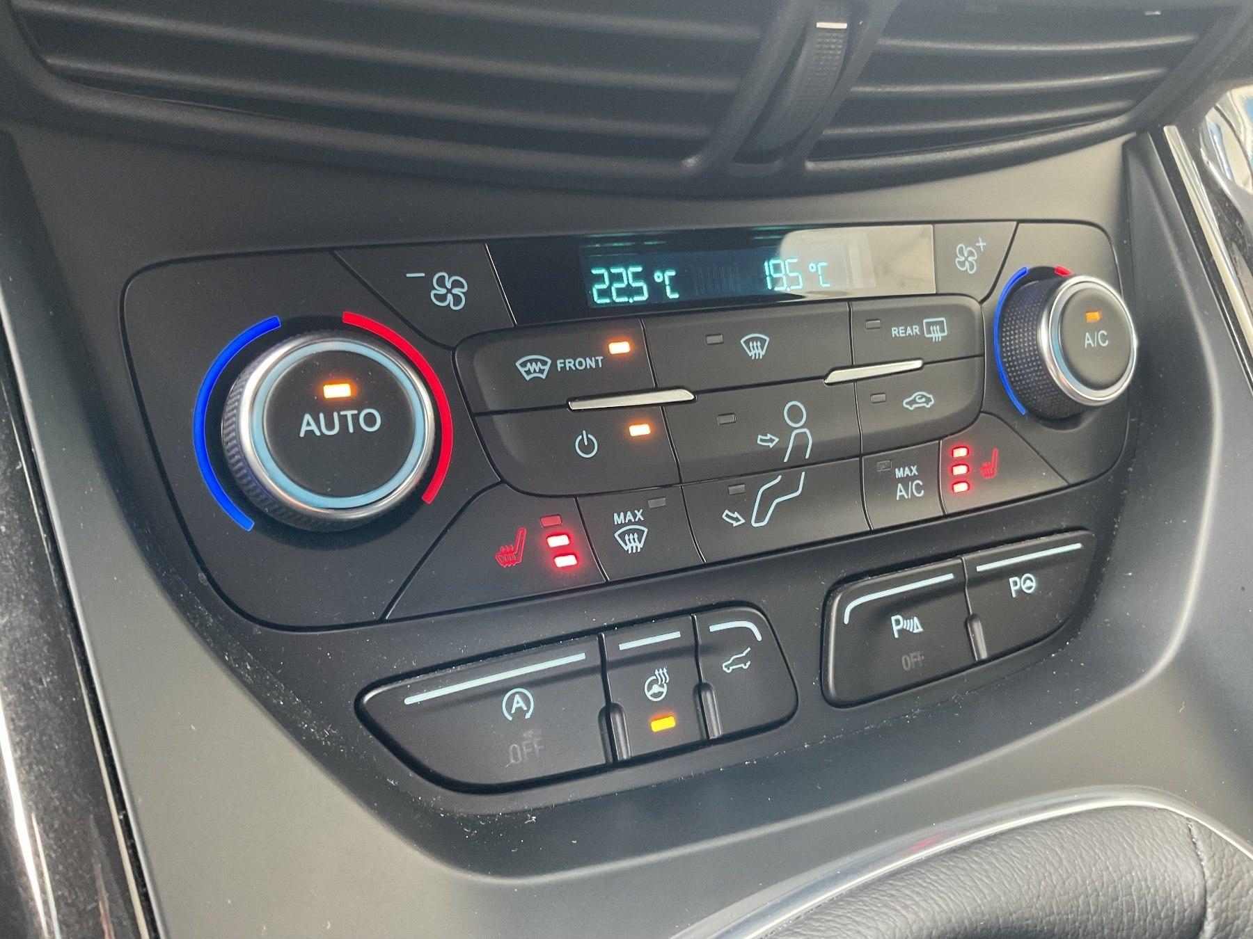 FORD ST-Line *GJR*SHZ*RFK*PDC*Xenon*NAVI*Ke*CD* FORD ST-Line *GJR*SHZ*RFK*PDC*Xenon*NAVI*Ke*CD*