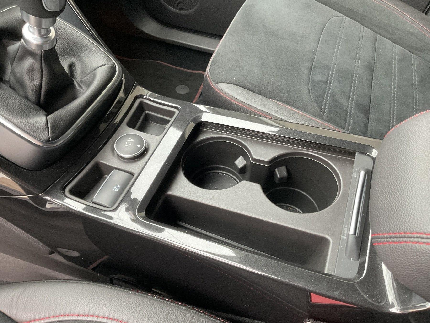 FORD ST-Line *GJR*SHZ*RFK*PDC*Xenon*NAVI*Ke*CD* FORD ST-Line *GJR*SHZ*RFK*PDC*Xenon*NAVI*Ke*CD*