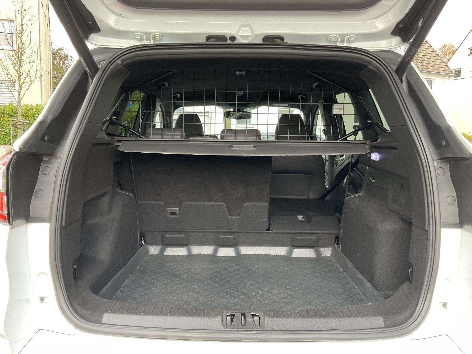 FORD ST-Line *GJR*SHZ*RFK*PDC*Xenon*NAVI*Ke*CD* FORD ST-Line *GJR*SHZ*RFK*PDC*Xenon*NAVI*Ke*CD*