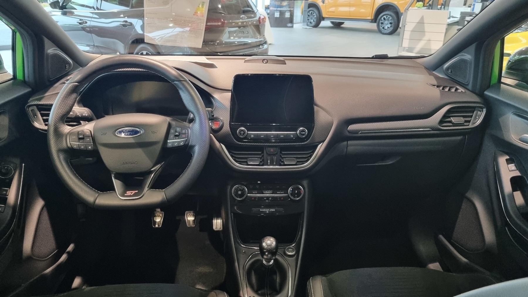 FORD ST X 1.5L 200PS M6 FWD FORD ST X 1.5L 200PS M6 FWD