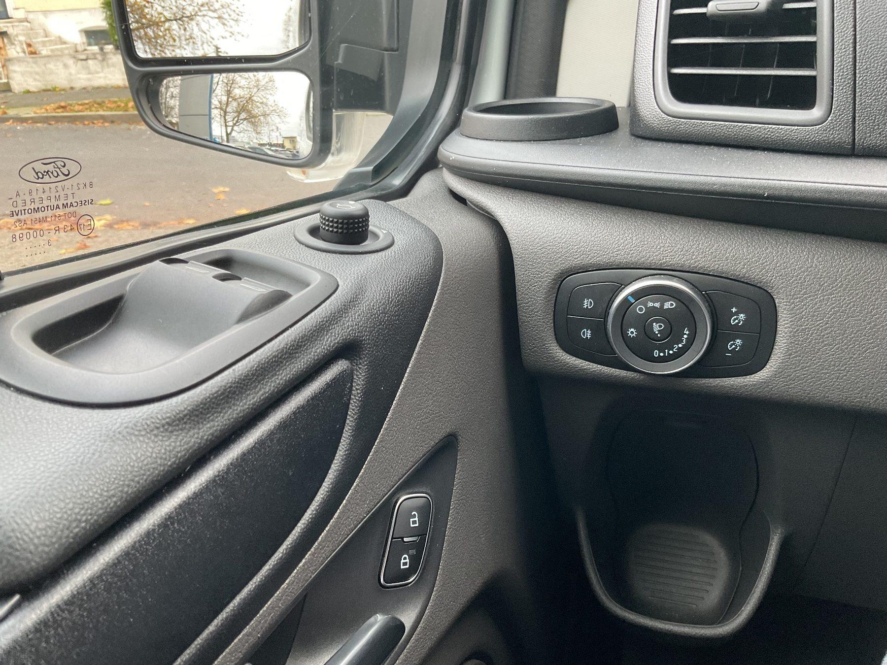 FORD 320L1 Kombi Trend 9-Sitzer AC*PDC FORD 320L1 Kombi Trend 9-Sitzer AC*PDC