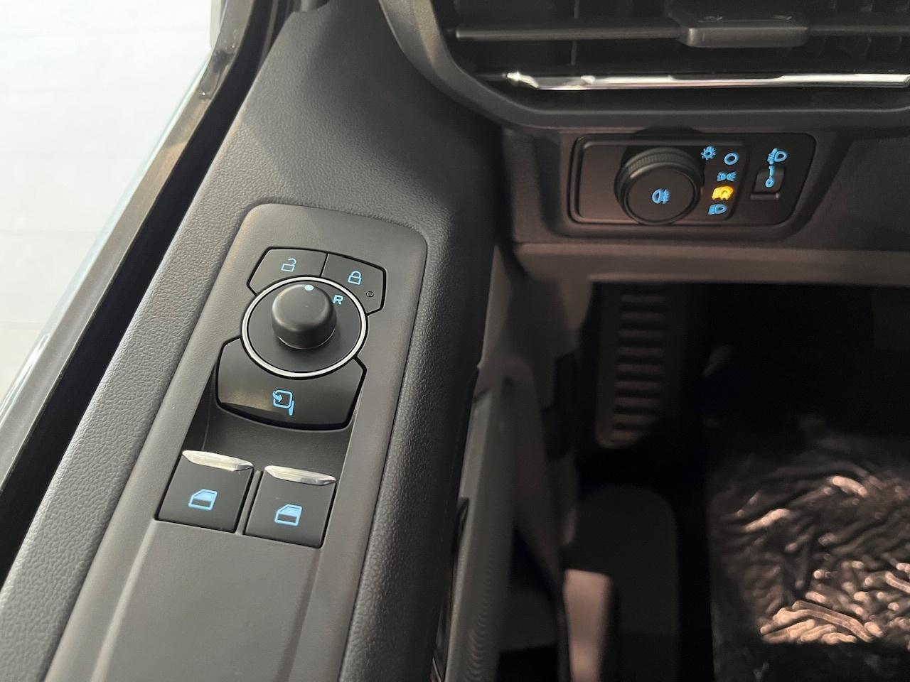 FORD KOMBI 320L2 Limited 2.0l 170PS Automatik FORD KOMBI 320L2 Limited 2.0l 170PS Automatik