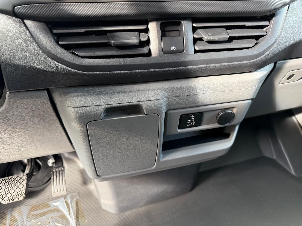 FORD Kastenwagen TREND PHEV 320L1 233PS Automatik FORD Kastenwagen TREND PHEV 320L1 233PS Automatik