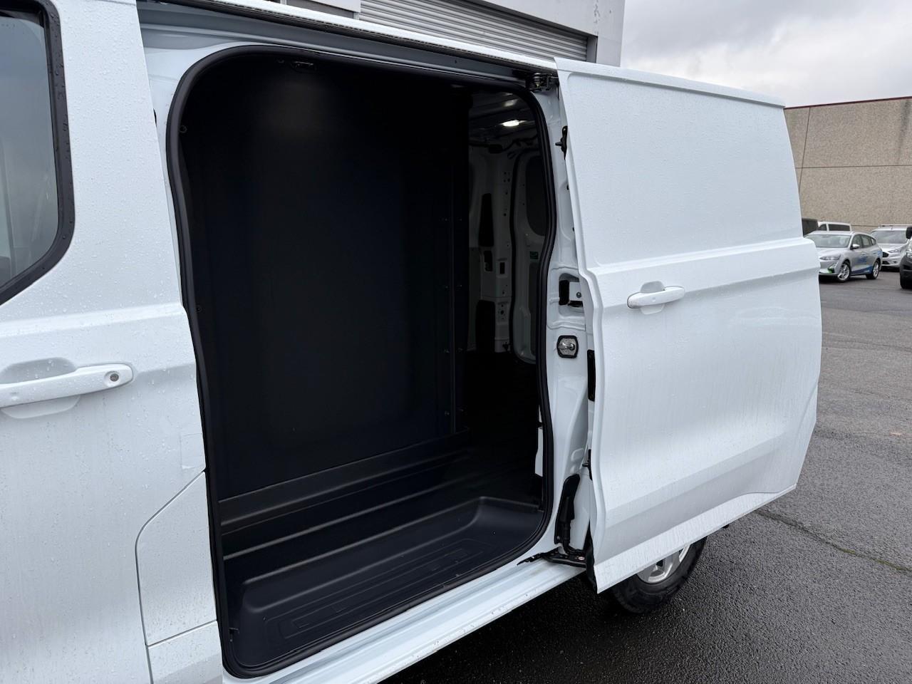 FORD Kasten Multicab 320 L1 136PS Automatik FORD Kasten Multicab 320 L1 136PS Automatik