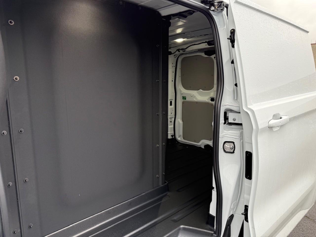 FORD Kasten Multicab 320 L1 136PS Automatik FORD Kasten Multicab 320 L1 136PS Automatik