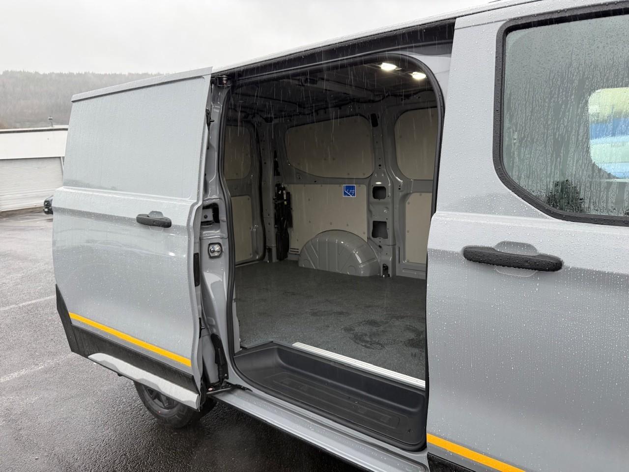 FORD TRAIL 320L1 170PS AWD Automatik Kastenwagen FORD TRAIL 320L1 170PS AWD Automatik Kastenwagen